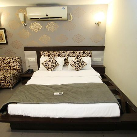 Oyo 4161 Hotel Shailly Inn Ахмедабад Экстерьер фото