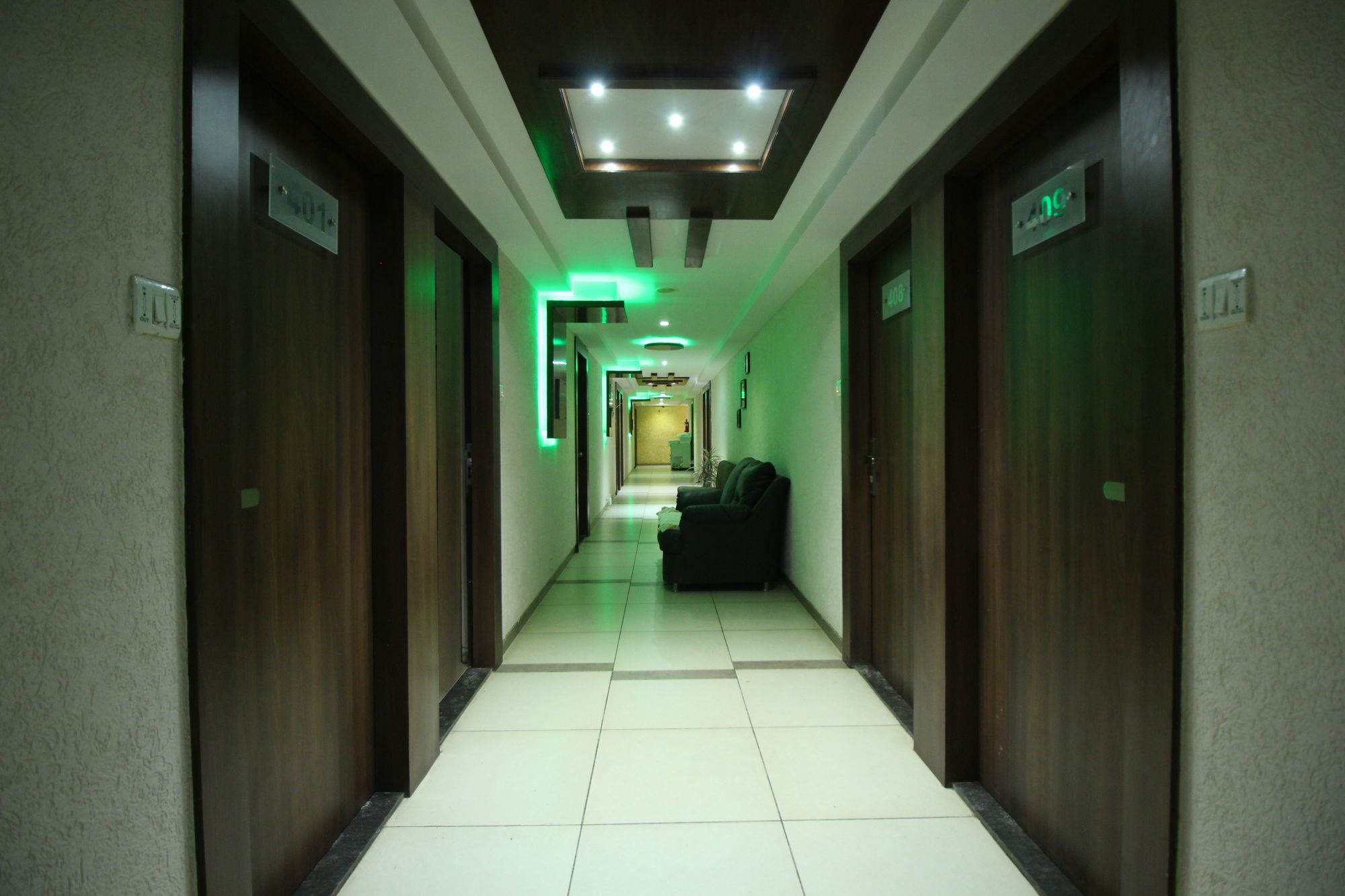 Oyo 4161 Hotel Shailly Inn Ахмедабад Экстерьер фото