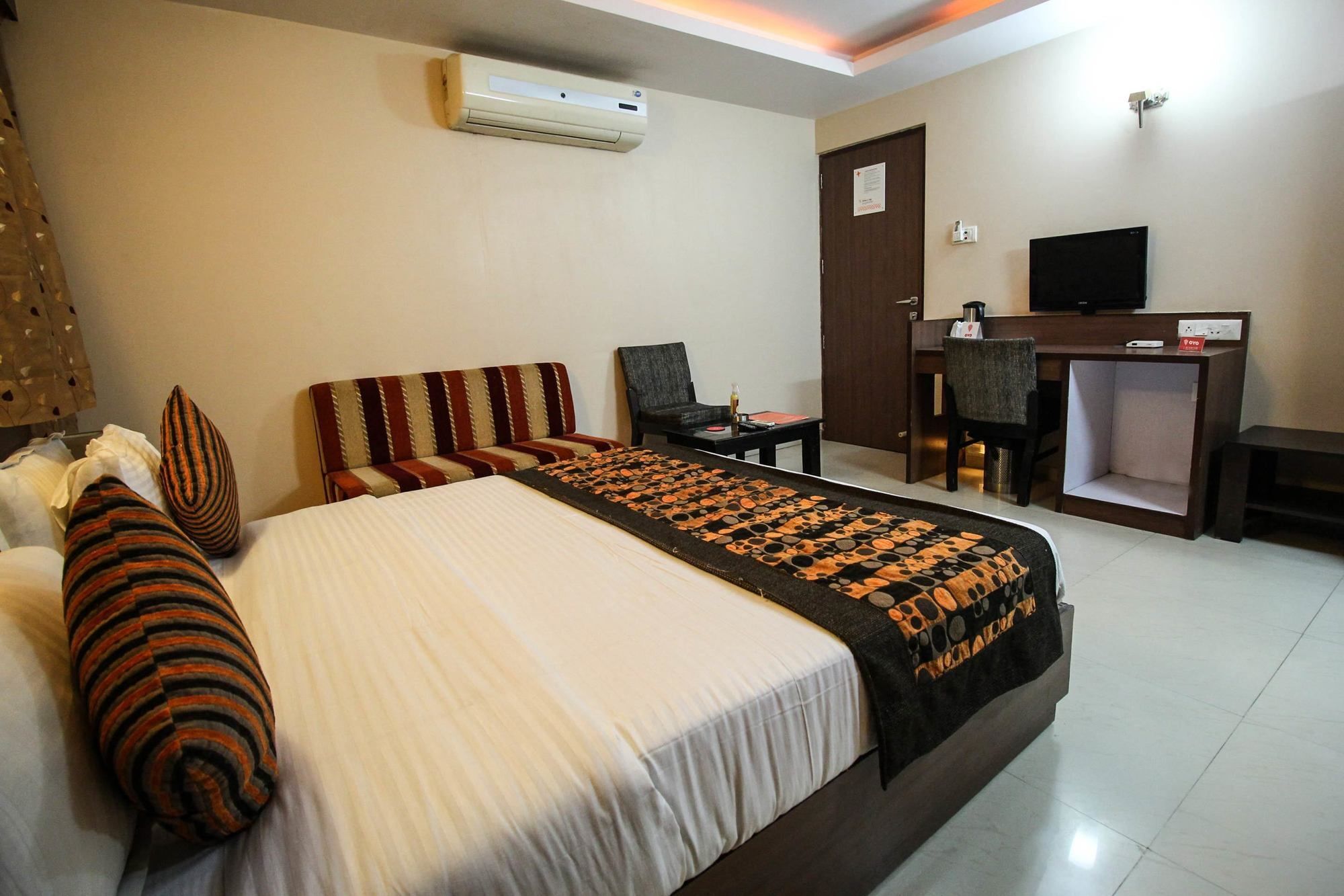 Oyo 4161 Hotel Shailly Inn Ахмедабад Экстерьер фото