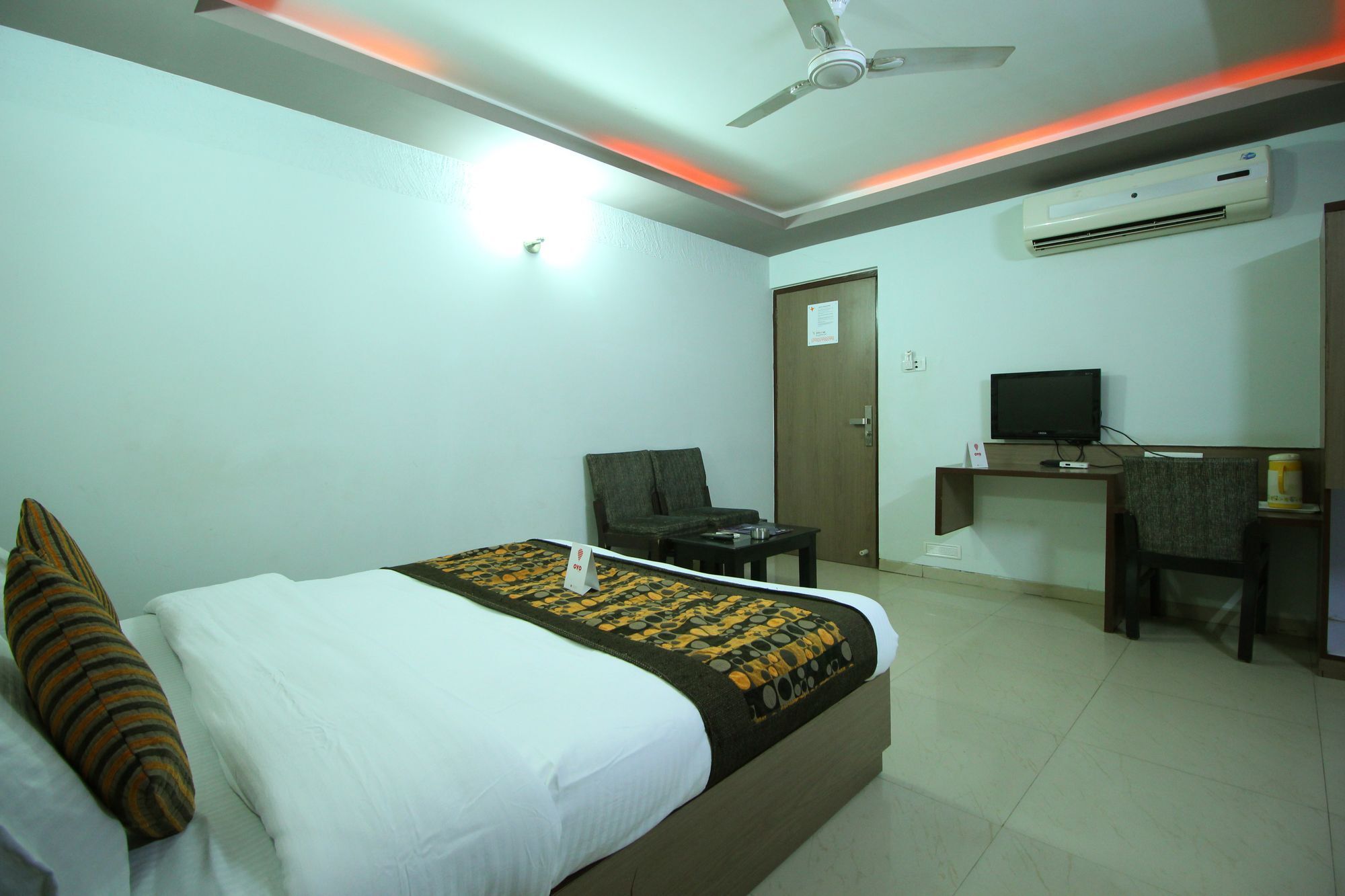 Oyo 4161 Hotel Shailly Inn Ахмедабад Экстерьер фото
