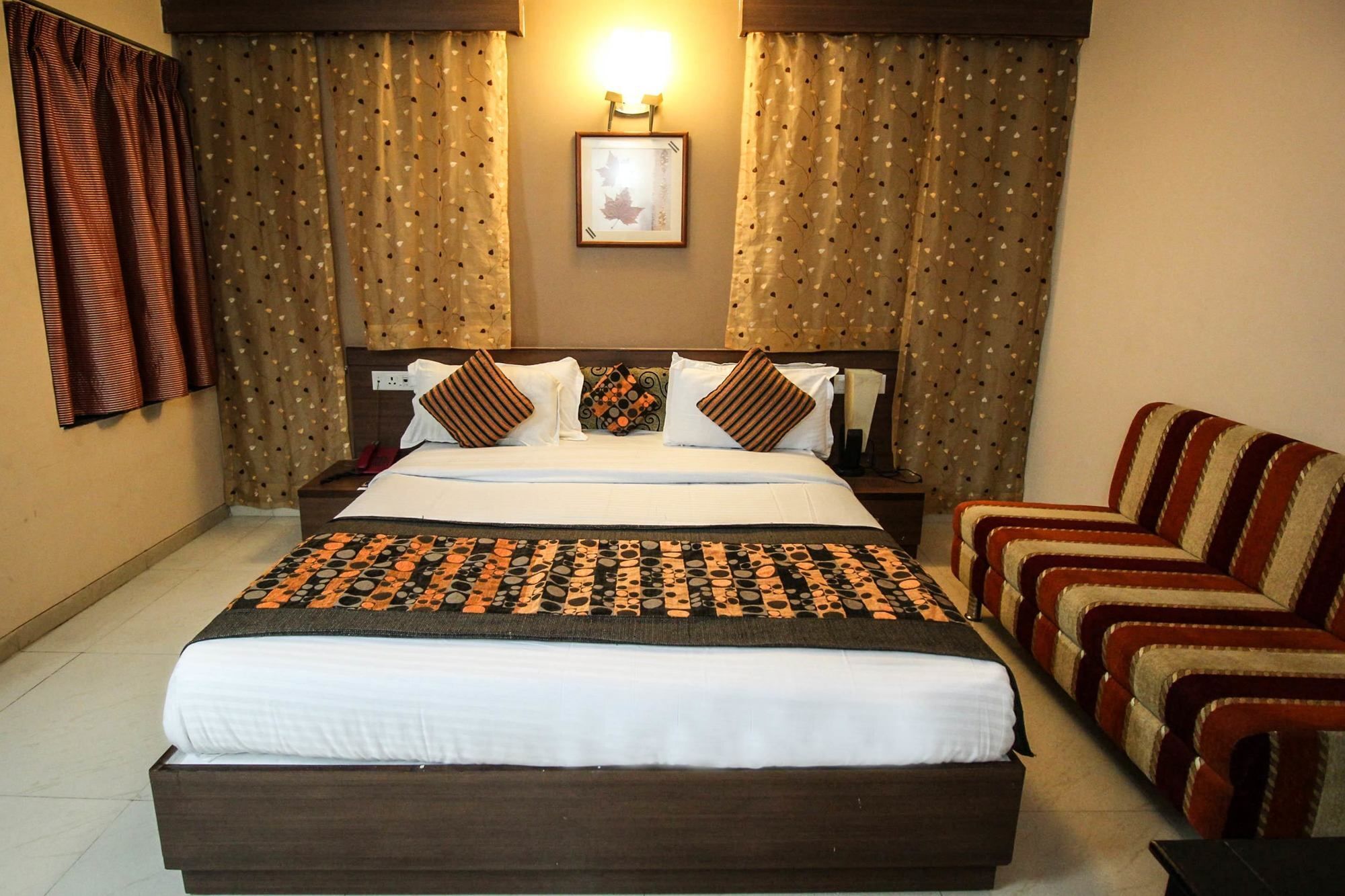 Oyo 4161 Hotel Shailly Inn Ахмедабад Экстерьер фото